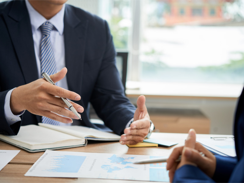 Equipe reunida para lhe assossrar